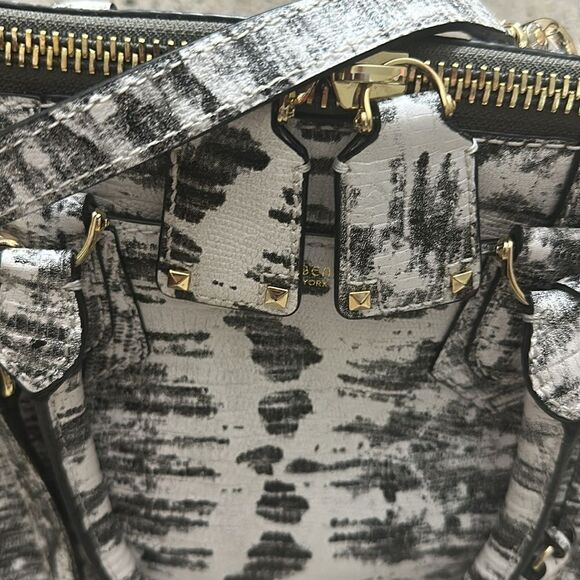 Henri Bendel white black large shoulder bag tote gold hardware leather - Picture 3 of 9